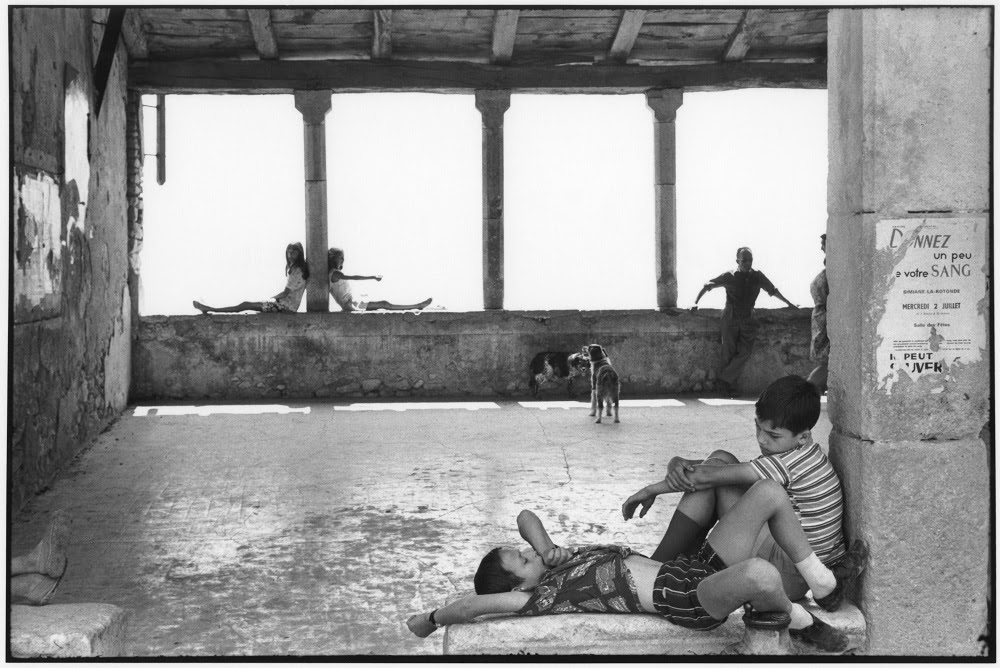Henri Cartier Bresson Simiane la Rotonde France 1969 épreuve gélatino argentique de 1973 Fondation Henri Cartier Bresson Magnum Photos